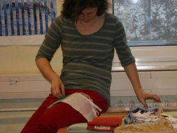 08 Frau Muennich beim Sortieren der Stoffe